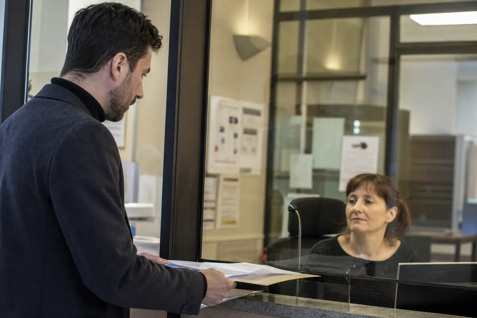 Dépôt d'un dossier administratif au guichet d'une mairie